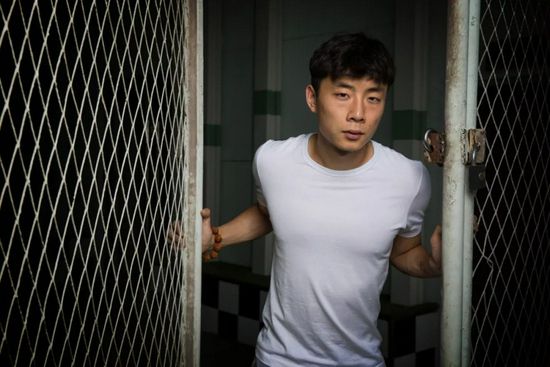 黄渤小时候有一个录音机，经常拿来练歌，父亲看到就会关掉